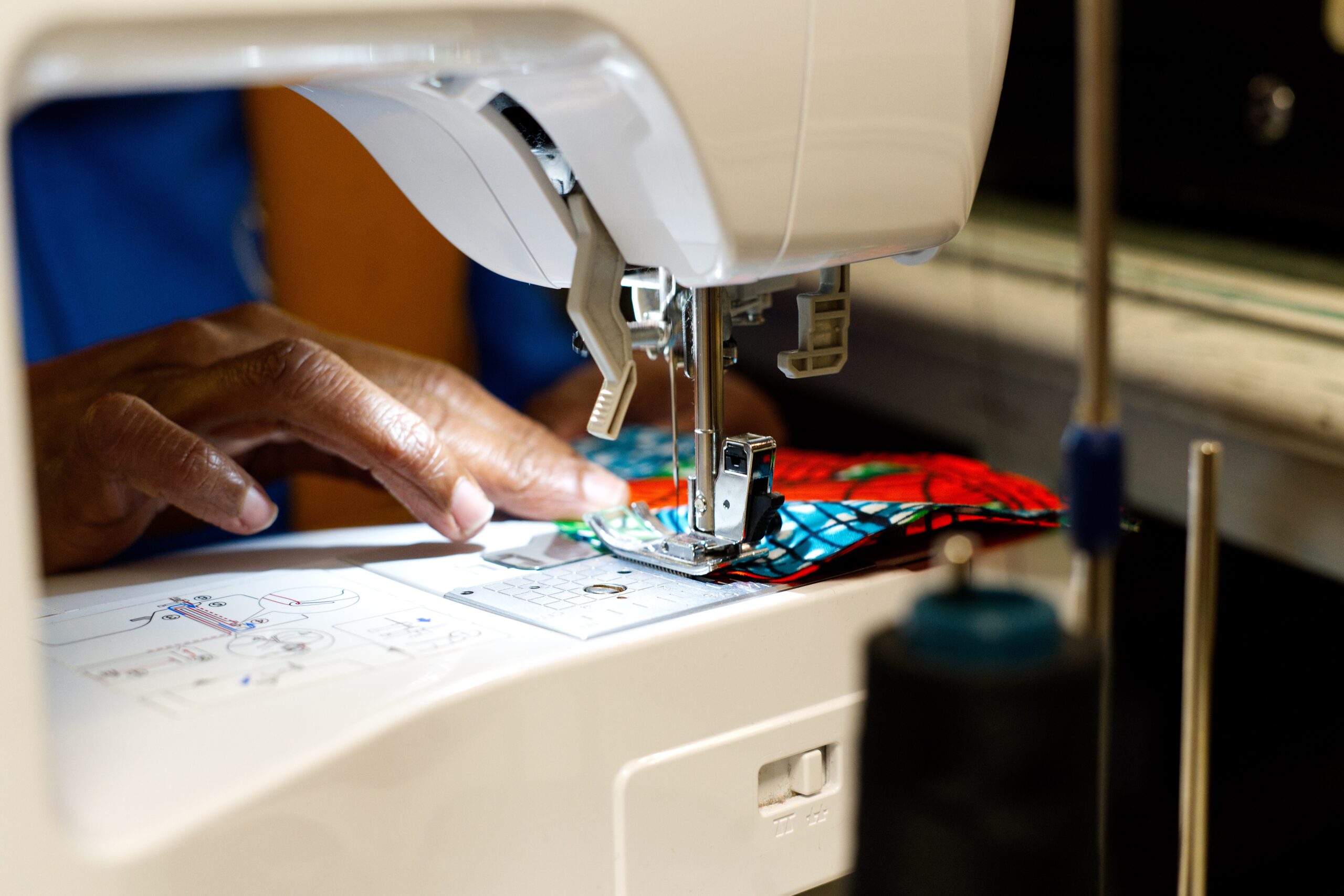 Antuia propose des vêtements de seconde main customisés.