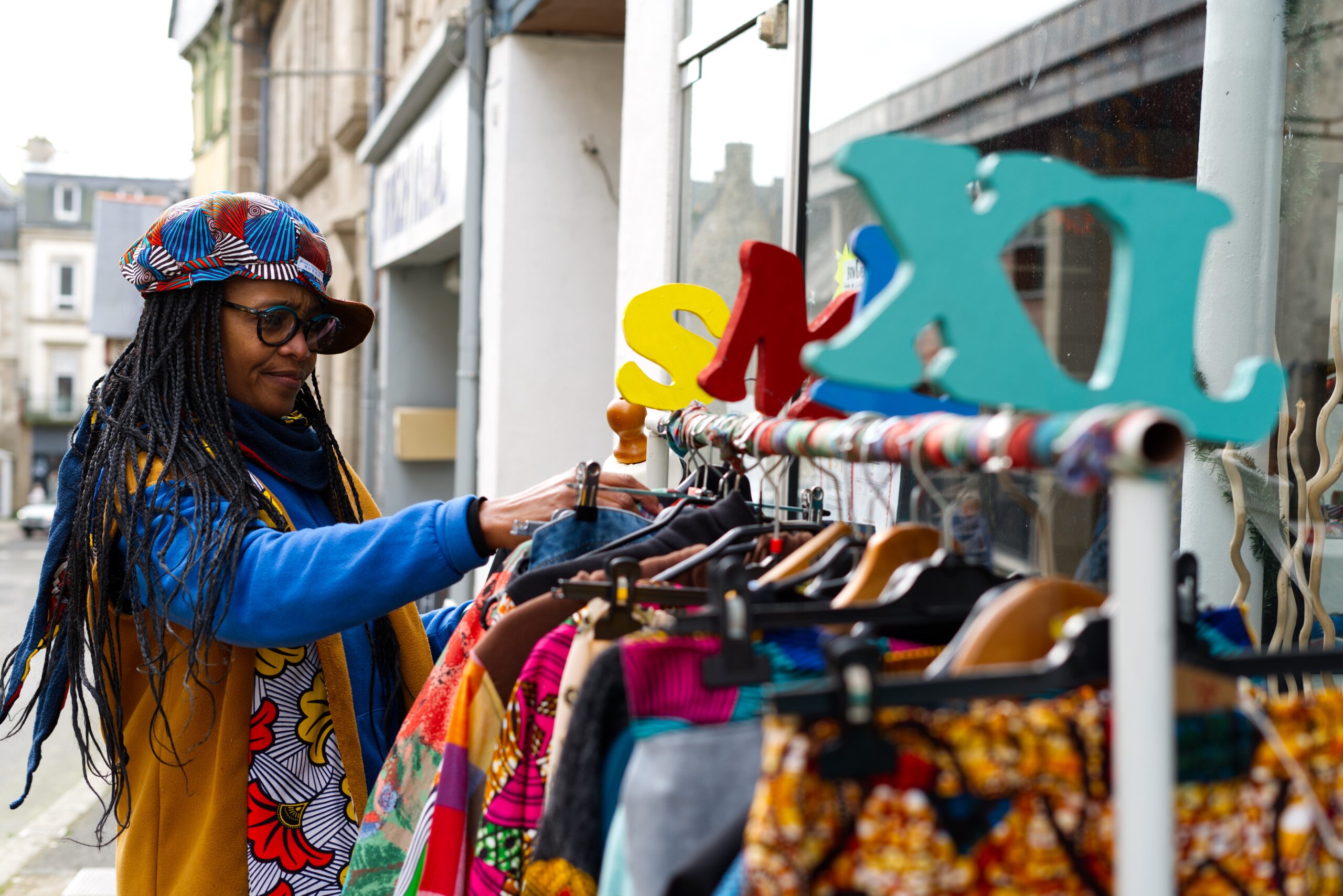 Antuia devant sa friperie engagée.
